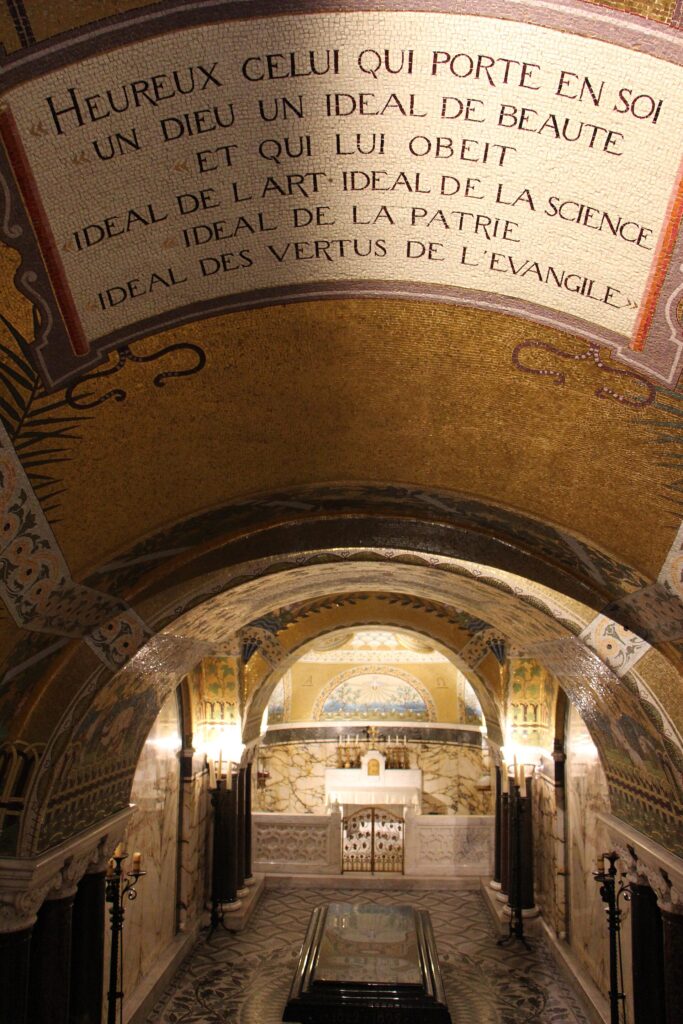 HEUREUX CELUI QUI PORTE EN SOI « UN DIEU UN IDEAL DE BEAUTE « ET QUI LUI OBEIT « IDEAL DE L ART · IDEAL DE LA SCIENCE « IDEAL DE LA PATRIE « IDEAL DES VERTUS DE L'EVANGILE"
